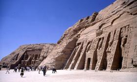großer (hinten) und kleiner (vorne) Tempel von Abu Simbel