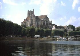 Cathedrale St. Etienne vom Fluß aus