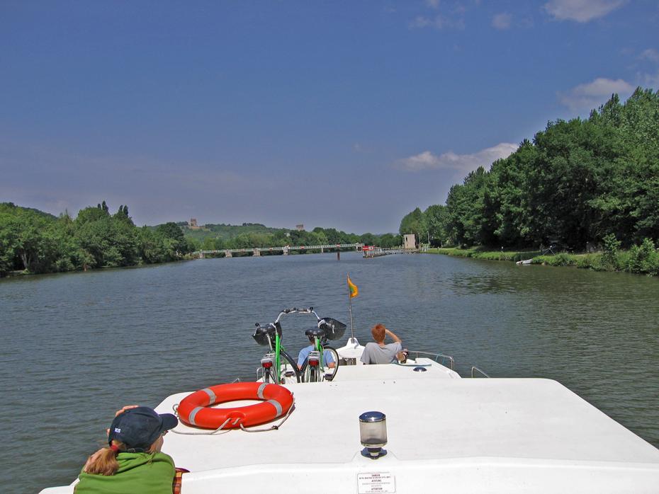 Flußschleuse auf der Yonne und die Crew beim schweren Schuften
