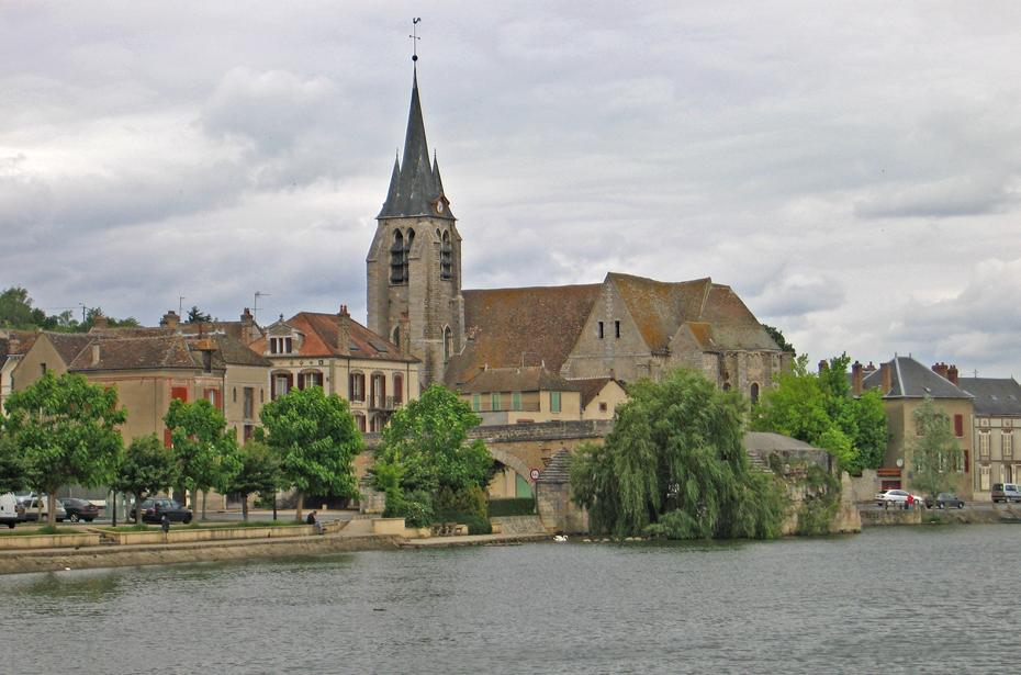 Die Reste der alten Brücke in Pont Sur Yonne