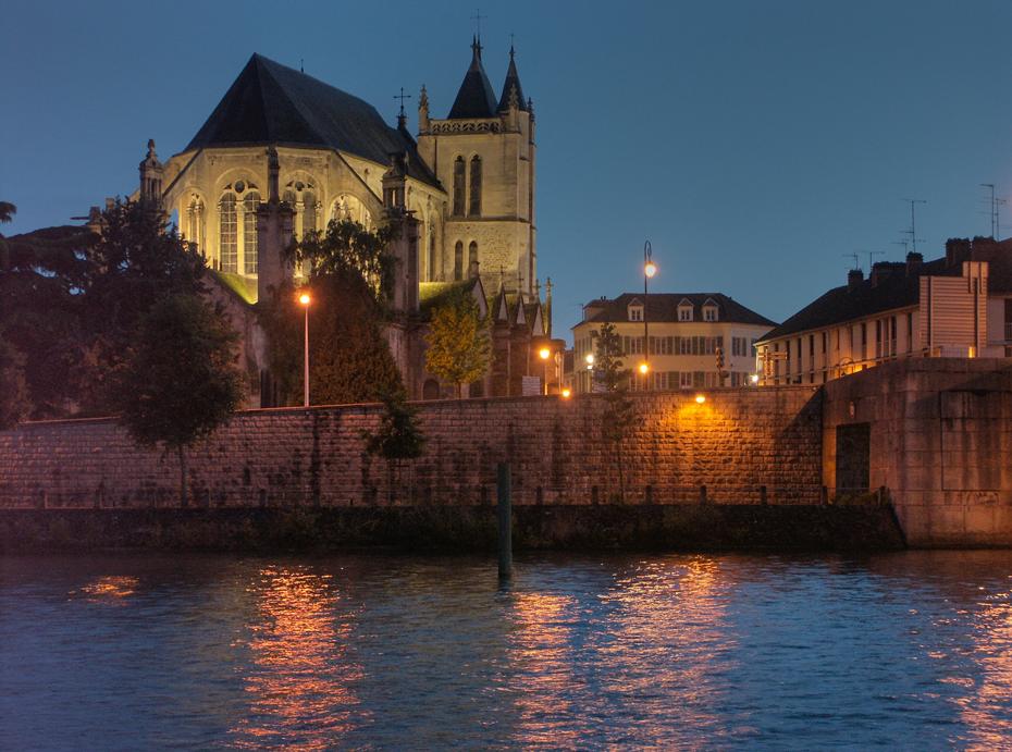 Kirche bei Nacht von unserem Boot aus, Montereau