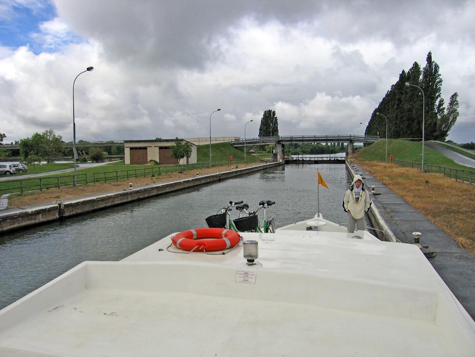 Regen bei der ersten Schleuse kurz hinter Montereau
