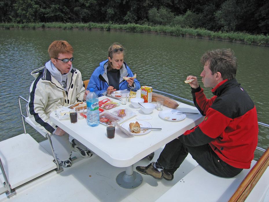 Mittagessen an Deck - echt selten (und sichtlich kalt)