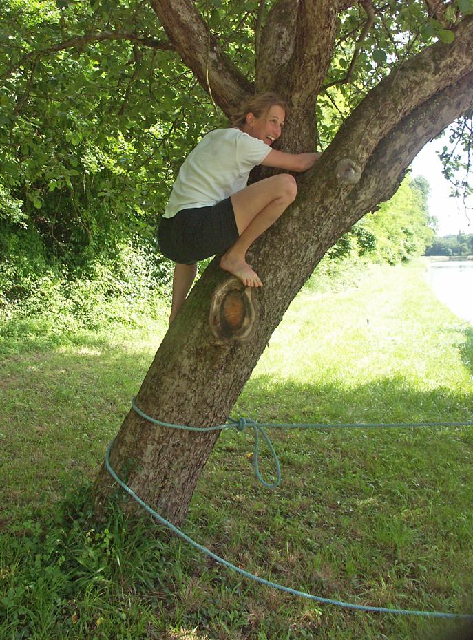 Carmen betätigt sich als Katze (oder war das ein Affe am Baum?)