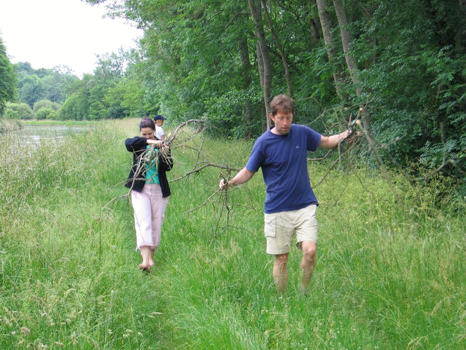 Elena und Christian beim Holzsammeln für das Grillfeuer