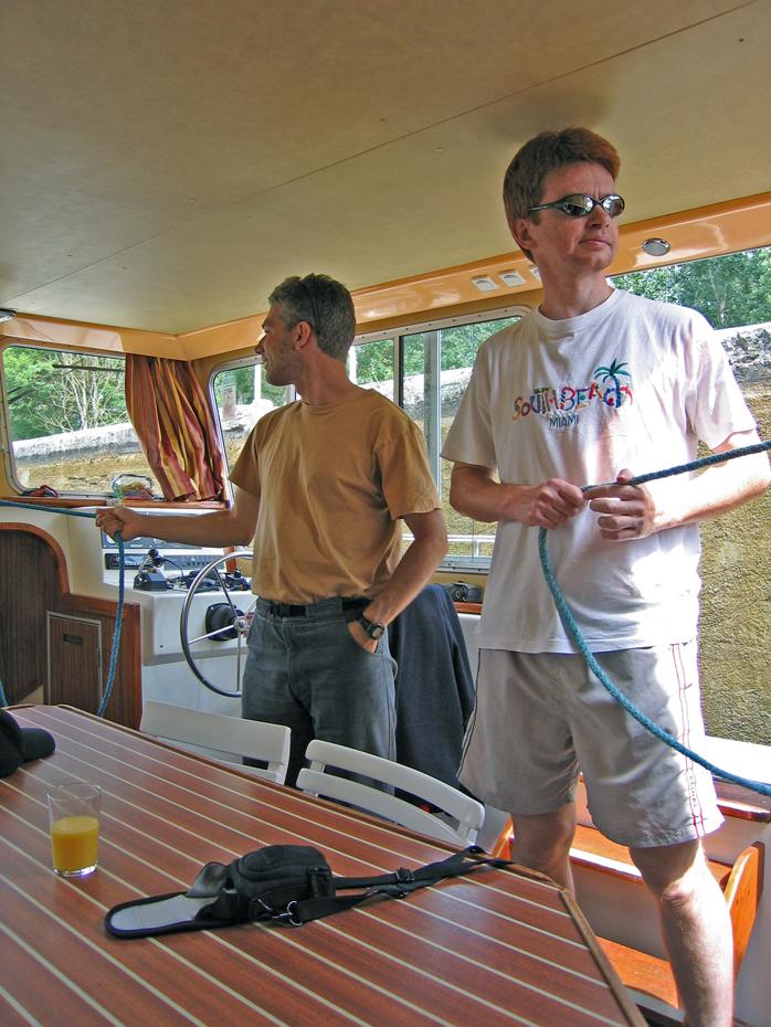 Klaus und Franz beim Seilhalten unter Deck.