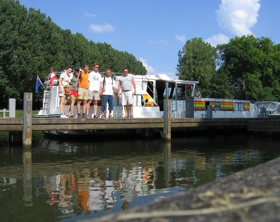 Die Crew am Ende des Loing Kanal vor unserem Boot