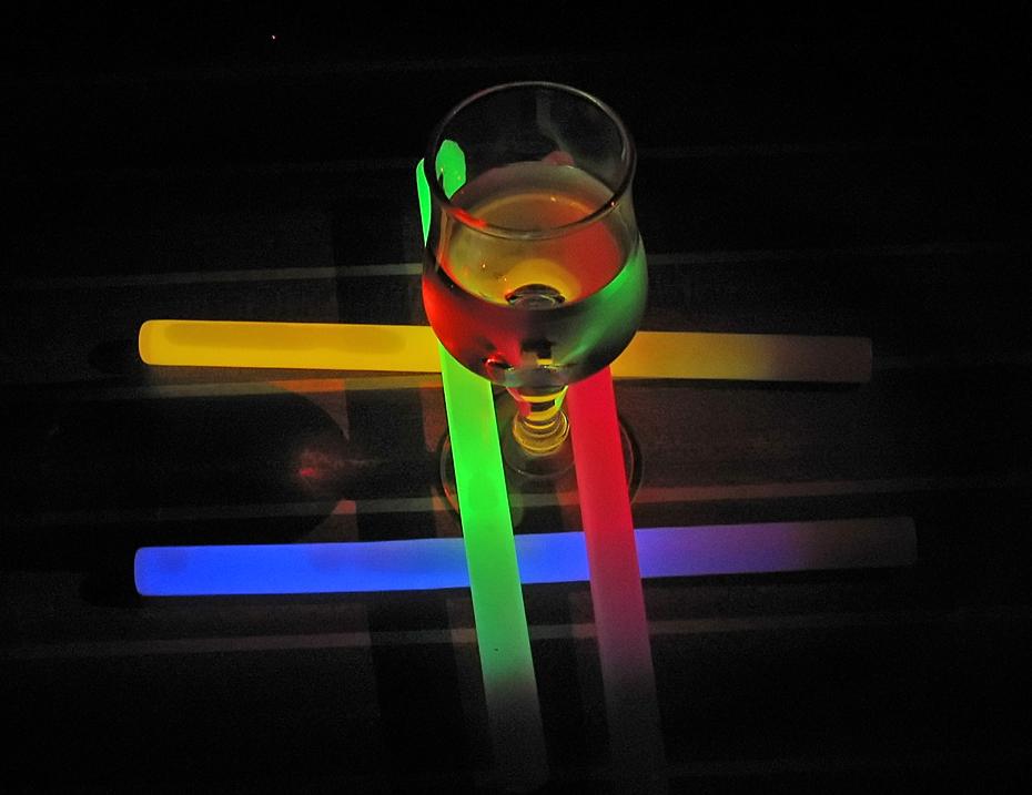 Knicklichter und Weinglas: Das neue Kunstwerk