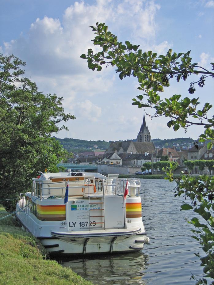 Da hätte es einen Liegeplatz geben sollen. Laut Karte. Wir haben dort aber nichts gesehen und sind recht wild beim Campingplatz gestanden. Pont sur Yonne