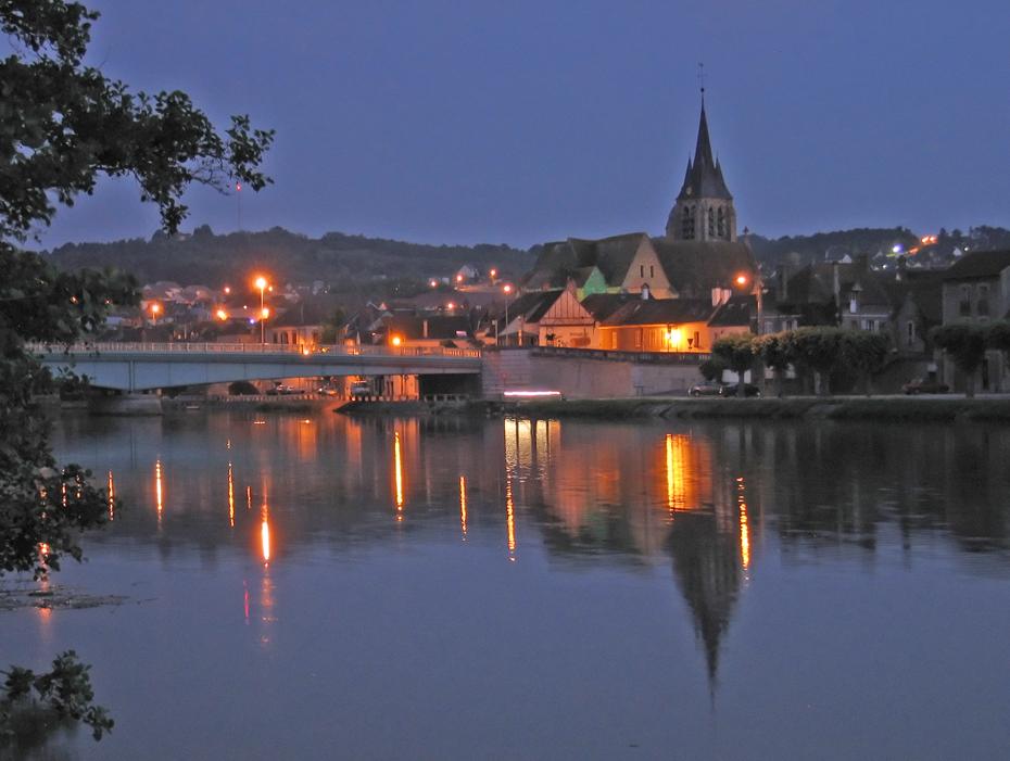 Pont sur Yonne bei Nacht von unserem Boot aus