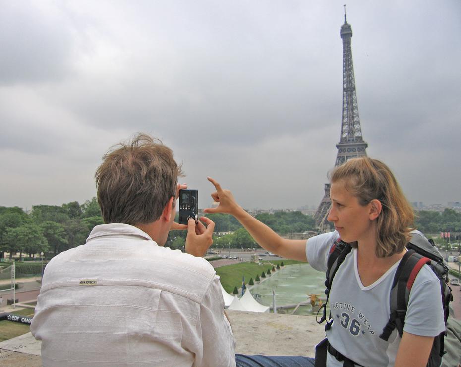 Christian beim Versuch eines Trickfotos mit Hilfe von Carmen, Paris