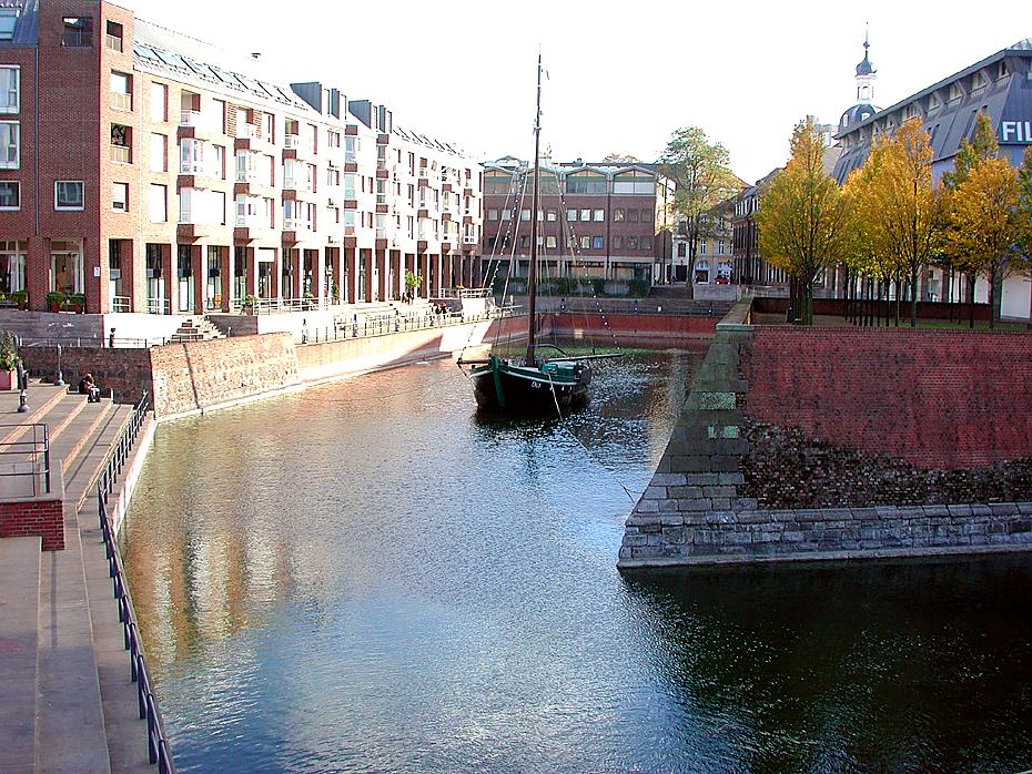 Schiff zwischen Rhein und Altstadt