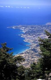 Blick auf die Küste des Ainos