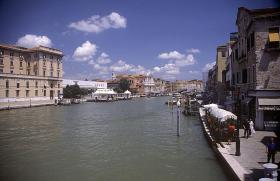 Blick auf den Canal Grande mit Ponte degli Scalzi im Hintergrund