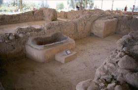 Nestors Palast (mit antiker Badewanne)