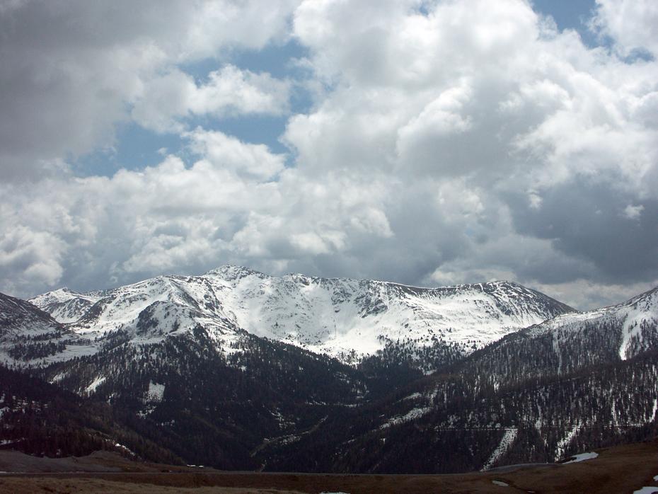 Schneebedeckte Berge an der Nockalm Panoramastraße