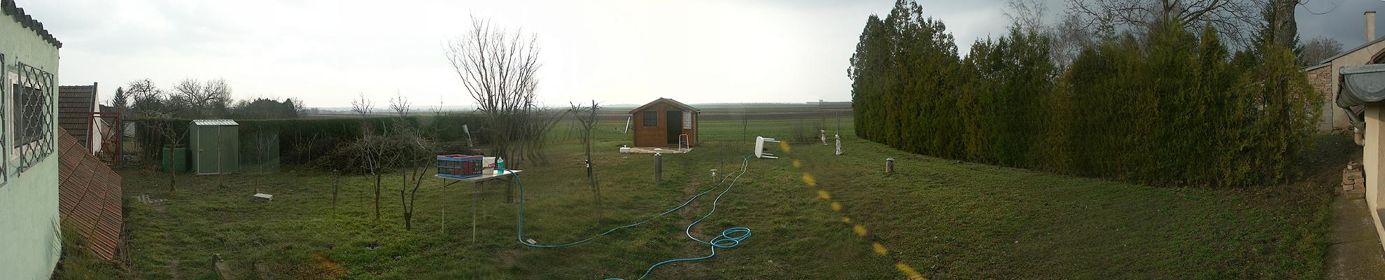 Nach der Baumschlächter Aktion meines Nachbarn, habe ich nun im Frühling keine Probleme mehr mit meinen Bäumen (die gelbliche Markierung zeigt die Grenze zum anderen Nachbarn)<br/>
