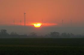 Sonnenuntergang bei den Windmühlen im Nebel