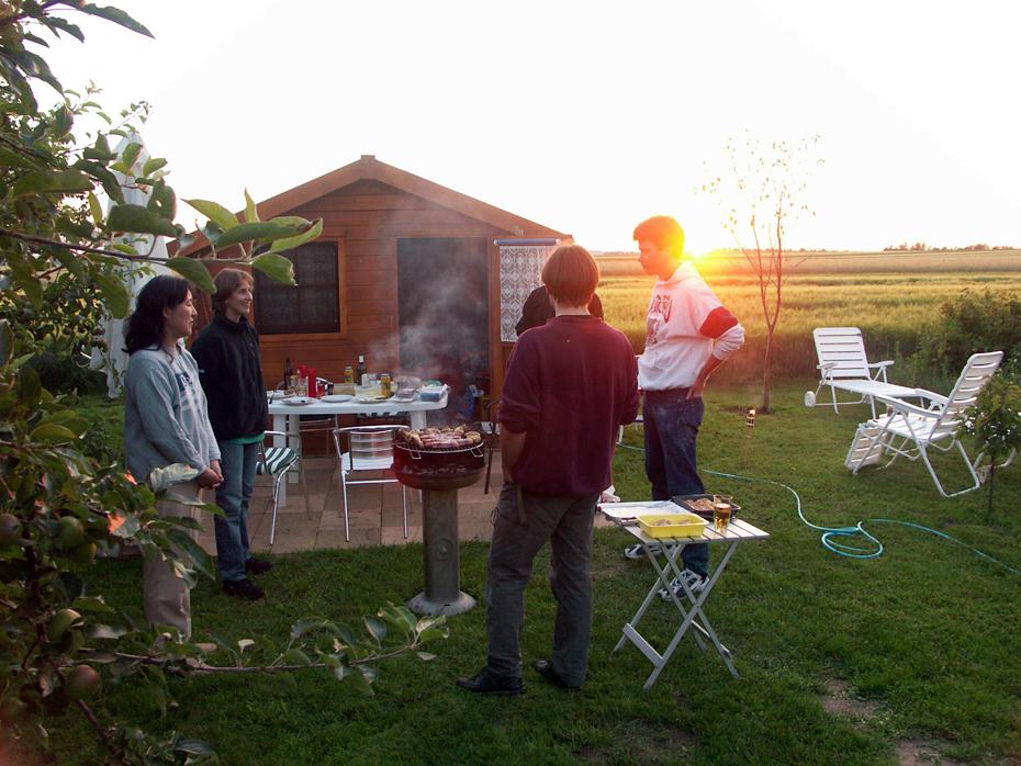 Die Sonne geht unter, das Grillen dauert noch an.