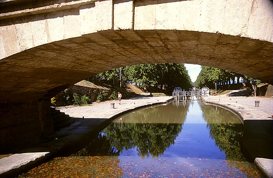 eine Schleuse auf dem Seitenkanal nach Narbonne