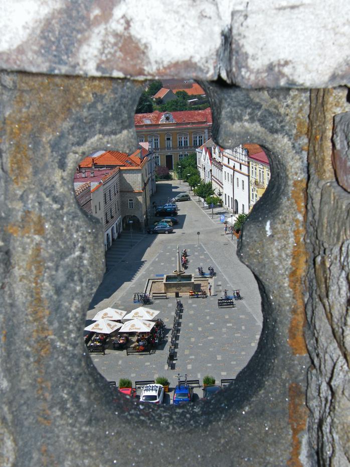 Blick durch ein Fenster des Kirchturms, Slavonice