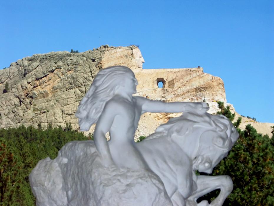 Crazy Horse (So-soll-es-werden-Statue im Vordergrund)