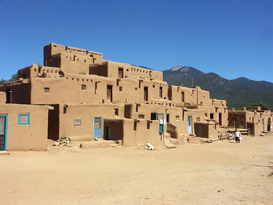 Hauptgebäude im Taos Pueblo NHL, NM