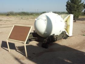 1:1 Modell der ersten Atombombe im White Sands Missile Range Museum, NM