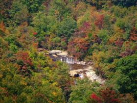 Wasserfall am Blue Ridge Parkway, NC