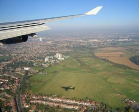 London und der Schatten unseres Flugzeugs