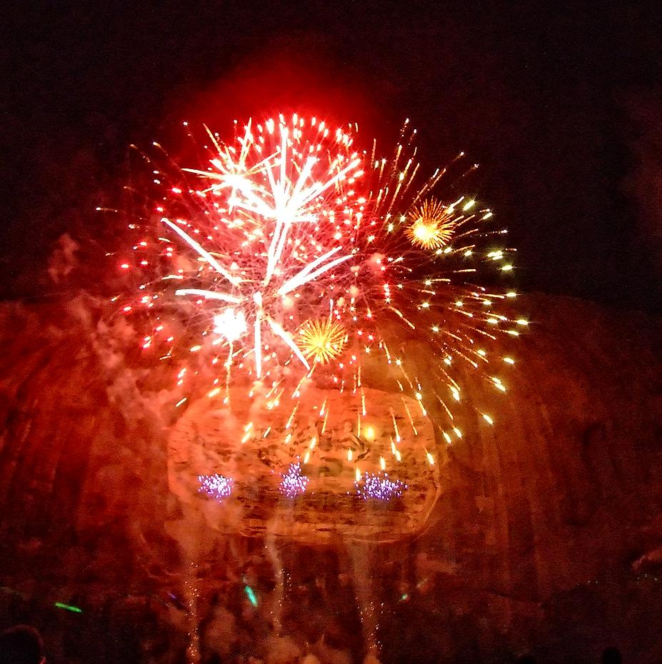 Feuerwerk vor dem Stone Mountain, Atlanta, GA