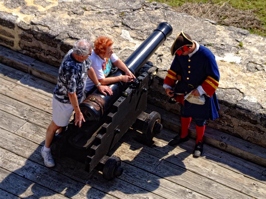 Ranger mit Besucher im Fort Mantanza NM, FL
