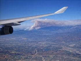 Landeanflug auf LAX mit riesigem Brand im Hintergrund